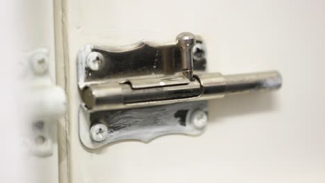 Locking-a-door-correctly-with-a-simple-latch-on-a-closer-view