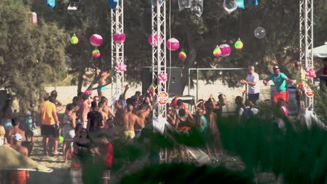 Summer-Festival-at-the-Beach-Atmosphere-with-People-Dancing,-Slow-Motion