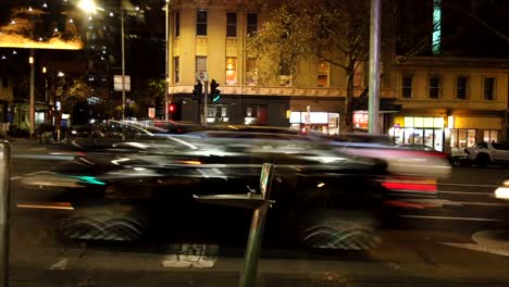 Pan-Motion-Zeitraffer-Der-CBD-Kreuzung-In-Melbourne,-Reflexionen-Aus-Dem-Schmuddeligen-Restaurant