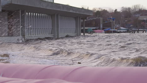 Starke-Wellen-Krachen-In-Wasserrohre,-Um-Eine-Überschwemmung-Benachbarter-Grundstücke-Zu-Verhindern