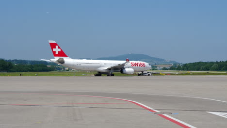 Escena-De-Transporte-Del-Avión-Airbus-A330-De-La-Aerolínea-Suiza,-Vuelo-De-Llegada-Desde-El-Destino.