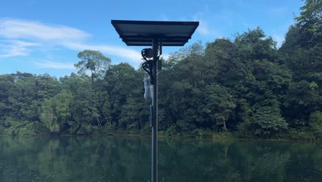 Solarpanel-Überwachungskameras-Vor-Dem-Hintergrund-Der-Malerischen-Aussicht-Auf-Den-Macritchie-Stausee-In-Singapur
