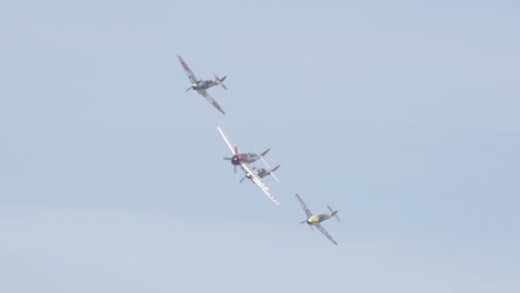 P-Fifty-One-Mustang,-Spitfire,-Japanese-Zero-Und-Messerschmitt-BF-Banking-Beim-Gleichzeitigen-Fliegen