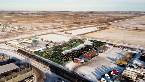 Außenlager-Mit-Stapeln-Von-Seecontainern-In-Den-Winterlichen-Kanadischen-Prärien