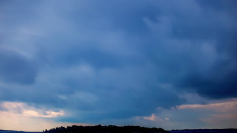 Maravilloso-Cielo-Azul-Y-Nubes-Oscuras-En-Movimiento-Lapso-De-Tiempo