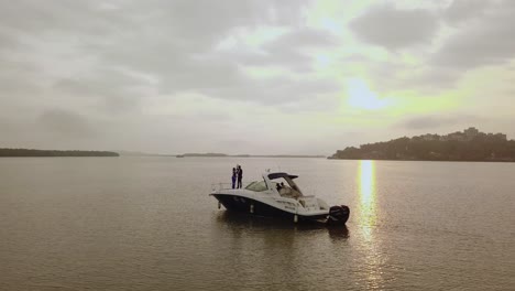 Drohnenschuss-über-Dem-Meer-Und-Booten-Auf-Dem-Weg-Zum-Land,-Goa,-Indien