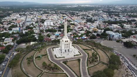 Luftaufnahme-Des-Denkmals-Auf-Einem-Hügel,-Denkmal-Für-Die-Helden-Der-Restaurierung-In-Der-Stadt-Santiago-De-Los-30-Caballeros-In-Der-Dominikanischen-Republik