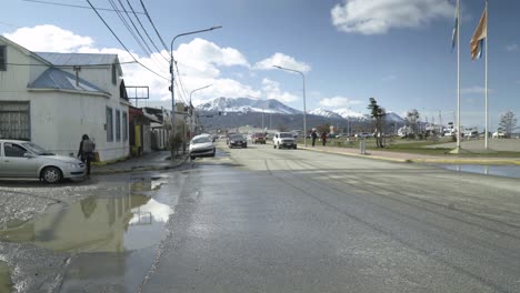 Car-avenue-in-Ushuaia-city,-background-snow-mountains