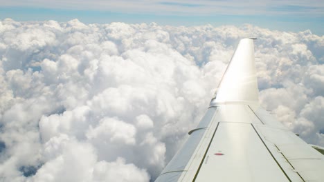 Ala-Derecha-Del-Avión-En-El-Cielo-Azul-Con-Fondo-De-Nubes-Cúmulos