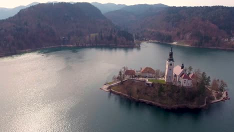 Drohnenschwebeblick-Auf-Die-Insel-Bleder-See-Und-Eine-Kirche-Darauf