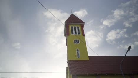 Kirche-Windiger-Tag-Ziehende-Wolken-In-Der-Stadt-Ushuaia