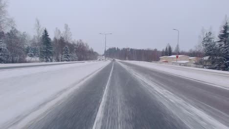 Extremes-Fahren-Auf-Einer-Verschneiten-Autobahn
