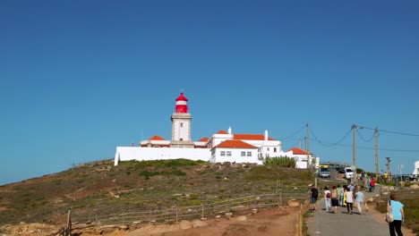 Portugal,-Cabo-Da-Roca,-Ein-Traditioneller-Leuchtturm-Mit-Seinen-Gebäuden-Am-Westlichsten-Punkt-Kontinentaleuropas