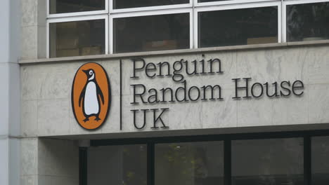 Extreme-Nahaufnahme-Des-Hauptsitzes-Von-Penguin-Random-House-In-Pamlico,-London,-Einem-Amerikanischen-Multinationalen-Mischkonzern