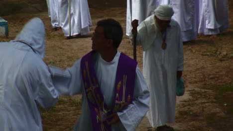 Un-Sacerdote-Católico-Camina-Con-Algunas-Personas-Vestidas-De-Blanco