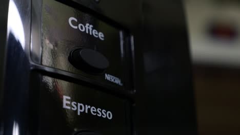 Ein-Finger-Drückt-Mehrmals-Den-Kaffeeknopf-Einer-Nescafè-Kaffeemaschine
