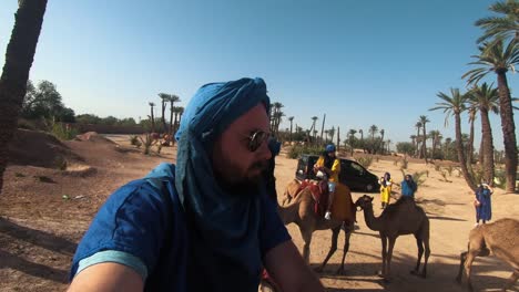 Jinete-De-Camello-Esperando-En-El-Camello-Para-Que-El-Grupo-Salga-Hacia-El-Desierto