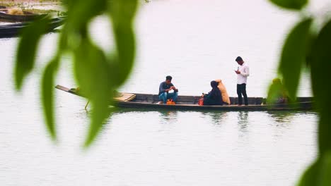 Dorfbewohner-überqueren-Den-Fluss-Auf-Einem-Traditionellen-Holzboot-In-Bangladesch-Mit-Einem-Bootsmann