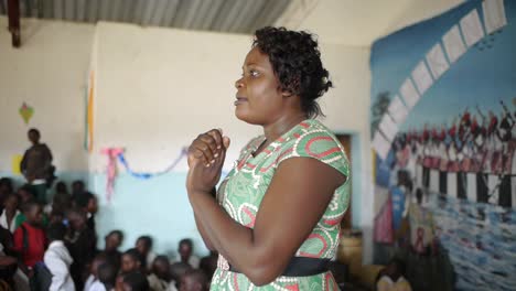 Eine-Afrikanerin-Spricht-Und-Wendet-Sich-An-Schüler-Der-Kalabo-Schule-In-Sambia