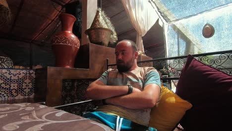 Viajero-Sentado-Y-Hablando-En-Un-Restaurante-Marroquí-En-Marrakech