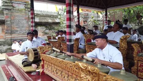 Músicos-Balineses-Interpretan-Música-Gamelan-En-La-Ceremonia-Del-Templo-Con-Antiguos-Instrumentos-Tradicionales.