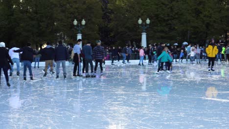 Menschenmenge-Beim-Eislaufen-Auf-Dem-McCormick-Tribune-Plaza-In-Chicago,-Illinois
