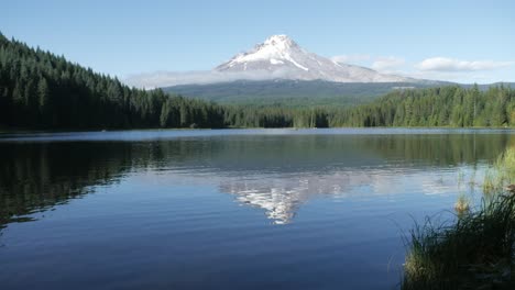 Trillium-lake-time-lapse-with-Mount-Hood-in-the-background-and-reflecting