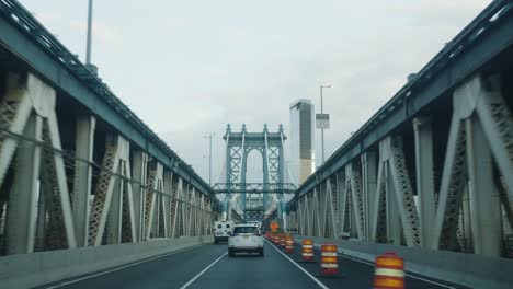Punto-De-Vista:-Conduciendo-Sobre-El-Famoso-Puente-De-Manhattan-De-Color-Azul-En-Nueva-York-Durante-El-Día