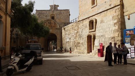 Tourists-At-The-Main-Gate-Of-The-Silent-City,-Mdina