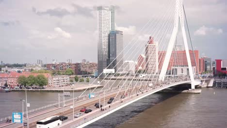 Wunderschöner-Zeitraffer-Der-Berühmten-Erasmusbrücke-In-Rotterdam-Mit-Dichtem-Verkehr-Und-Vorbeiziehendem-Sonnenlicht