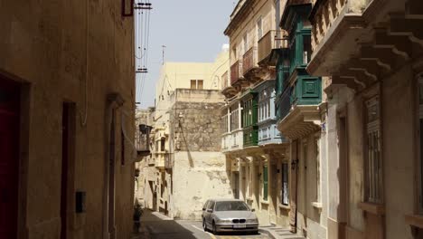 Calle-Estrecha-Y-Coloridos-Balcones-En-Rabat.