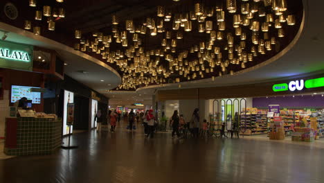 Dentro-Del-Centro-Comercial-Sunway-Pyramid,-Kuala-Lumpur,-Malasia