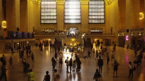 Revealing-slow-motion-shot-of-passenger-at-Grand-Central-Station,-New-York-City