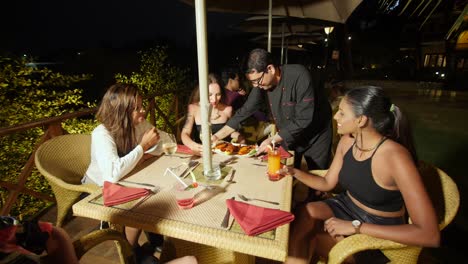 Eine-Gruppe-Von-Frauen-Sitzt-In-Einem-Restaurant,-Trinkt-Und-Freut-Sich-Auf-Ihr-Meeresfrüchte-Abendessen