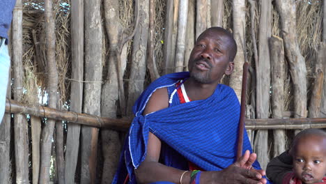 Hombre-Y-Niño-De-La-Tribu-Masai-Africana-Sentados-En-Una-Cabaña.