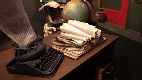 Vintage-Schreibmaschine-Auf-Einem-Alten-Schreibtisch