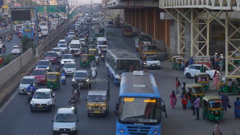 Starke-Verkehrsstaus-Während-Der-Hauptverkehrszeit,-Staus-An-Der-Hosur-Road-Am-Abend,-Bengaluru,-Indien