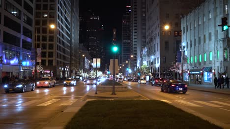 Cars-are-driving-at-an-empty-Magnificent-Mile-in-Chicago-night