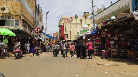 Shopping-crowds-in-Bangalore,-India-on-Commercial-Street