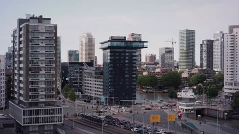 Schöner-Zeitraffer-Einer-Belebten-Kreuzung-Im-Herzen-Von-Rotterdam-Mit-Einem-Wunderschönen-Blick-Auf-Das-Hochhaus-Im-Stadtzentrum