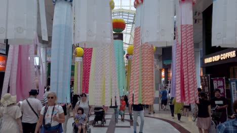 Menschen-In-Spielhallen,-Die-Während-Des-Tanabata-Festivals-Durch-Dekorative-Papierschlangen-Laufen