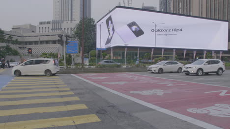 Anuncio-De-Teléfono-Plegable-Samsung,-Torres-Gemelas-En-Kuala-Lumpur,-Malasia