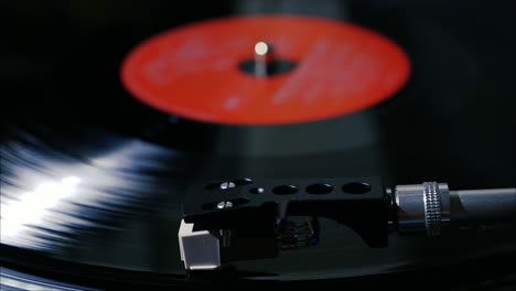 Schwenkaufnahme-Einer-Schwarzen-Vintage-Schallplatte,-Die-Sich-In-Zeitlupe-Auf-Einem-Plattenspieler-Dreht