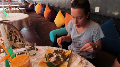 European-tourist-trying-Moroccan-chicken-bastilla-for-the-1st-time