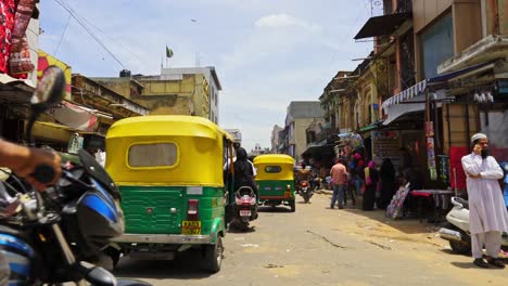 Einkaufsmassen-In-Bangalore,-Indien-Auf-Der-Geschäftsstraße
