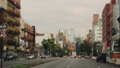 POV-Fahrt-Mit-Dem-Auto-Auf-Der-Avenue-In-New-York-City-Mit-Wolkenkratzer-Im-Hintergrund-An-Bewölkten-Tagen---Zeitlupe