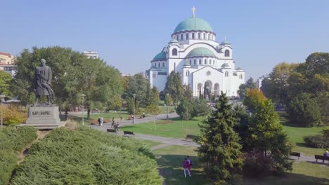 Fantastic-aerial-opening-ascending-shot-of-Saint-Sava-Temple-and-Kradjordje-monument,-Belgrade