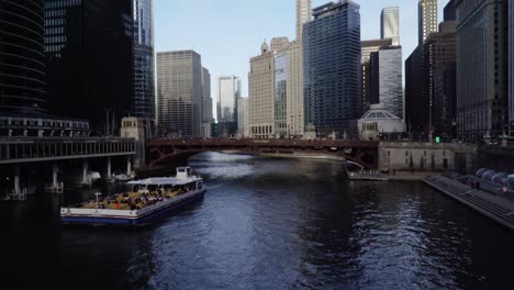 Chicago-city-view-boat-architecture-tour-with-tourists-towards-Lake-Michigan-with-a-cityscape-on-the-background