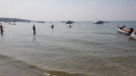 Boote-Schwimmen-Auf-Dem-Gardasee-In-Norditalien-An-Einem-Bewölkten-Septembertag
