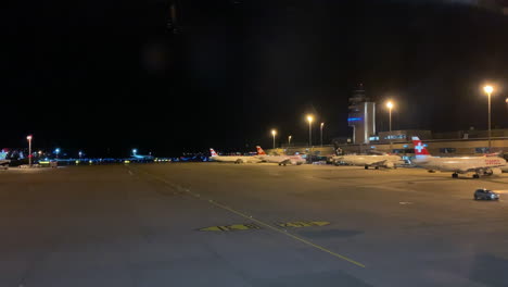 Flughafen-Bei-Nacht,-Flugzeuge-Am-Gate